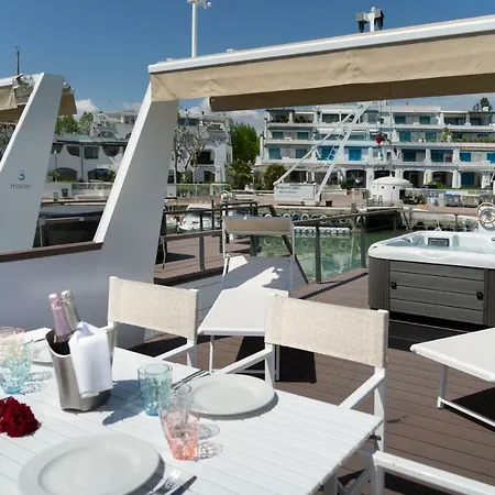 Portoverde Luxury Houseboat Hotel na wodzie