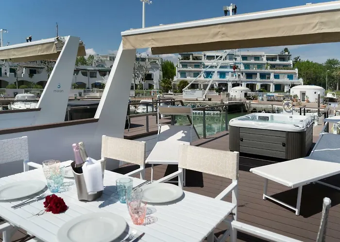 Portoverde Luxury Houseboat Hotel na wodzie