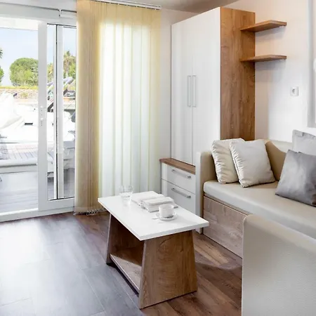 Botel Portoverde Luxury Houseboat