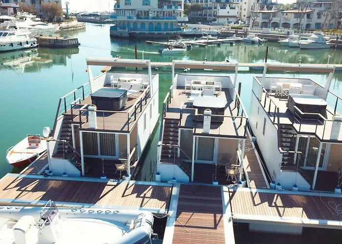 Portoverde Luxury Houseboat Hotel na wodzie