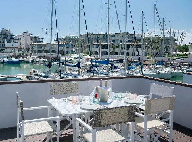 Portoverde Luxury Houseboat Hotel na wodzie